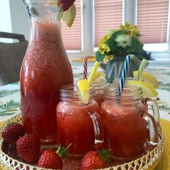 A picture of Homemade Strawberry Lemonade.