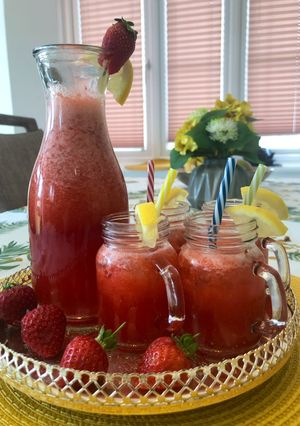 A picture of Homemade Strawberry Lemonade.