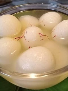 बंगाली रसोगुल्ला (bengali rasogulla recipe in Hindi) रेसिपी मुख्य फोटो