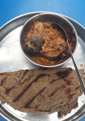 A picture of Fish in gravy with bajra roti.