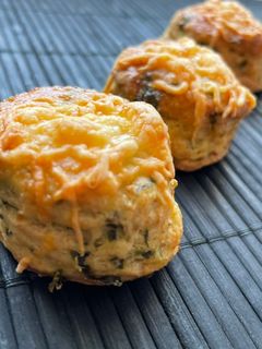 Medvehagymás túrós pogácsa recept fotója