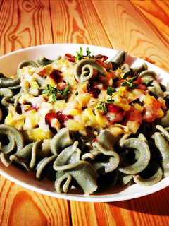 Una foto de Pasta integral con algas en salsa aromática - veggie