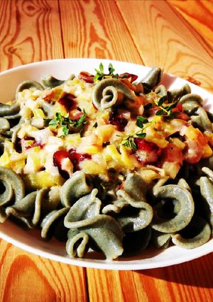 Una foto de Pasta integral con algas en salsa aromática - veggie