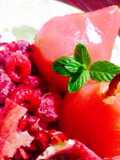 Peras en almíbar de fresas y granadas sangrientas