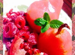 Una foto de Peras en almíbar de fresas y granadas sangrientas