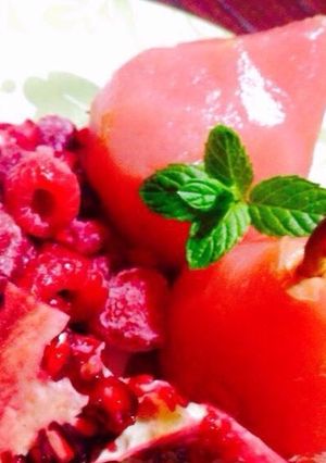 Una foto de Peras en almíbar de fresas y granadas sangrientas
