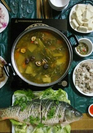 Hình của món Lẩu cá chép om dưa.