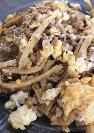 รูปของ ผัดหน่อไม้วุ้นเส้นใส่ไข่และหมูสับ (สูตรคุณยาย)
