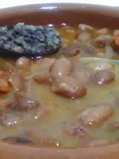 Una foto de Alubias pintas con chorizo y morcilla