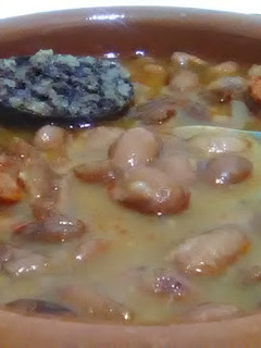 Una foto de Alubias pintas con chorizo y morcilla