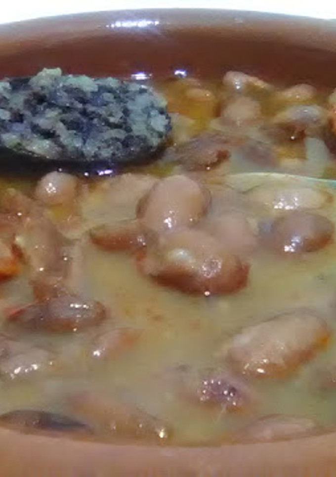 Una foto de Alubias pintas con chorizo y morcilla