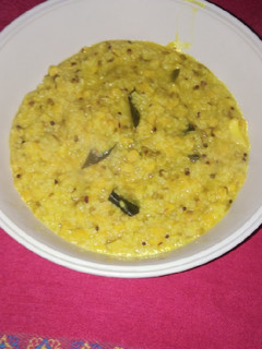 खिचडी (khichadi recipe in marathi) रेसिपी चे मुख्य फोटो