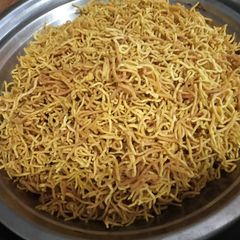 A picture of Aloo bhujiya.
