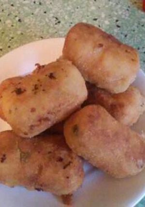 Una foto de Croquetas de papa, albahaca y cebolla súper fáciles