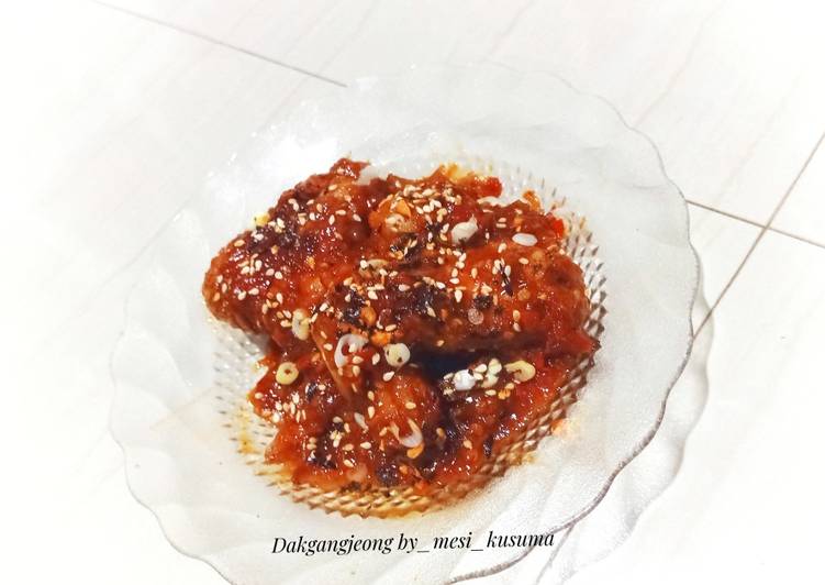 36. Dakgangjeong (korean spicy chicken wings)