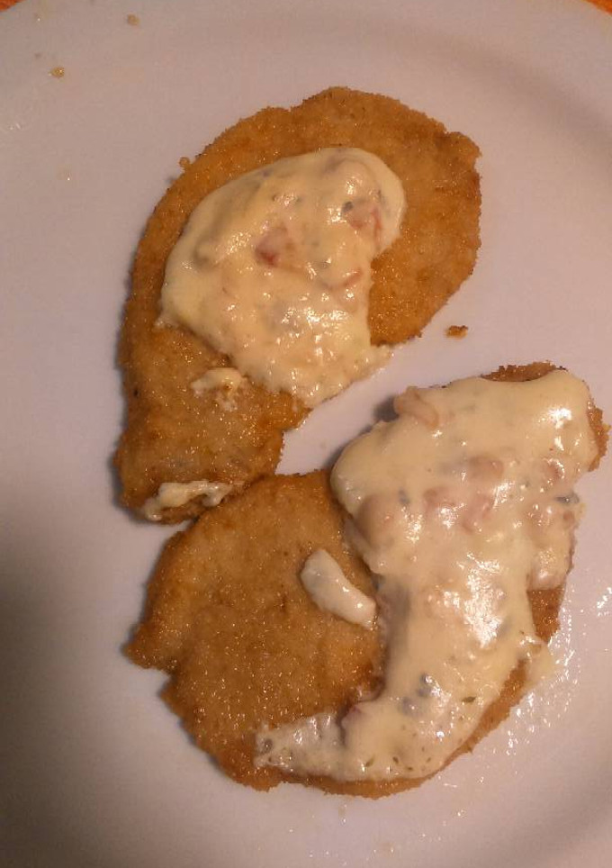 Una foto de Lomo empanado con salsa de gorgonzola