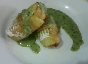 Una foto de Filetes de pescado arrollado con acompañamiento de salsa de espinaca