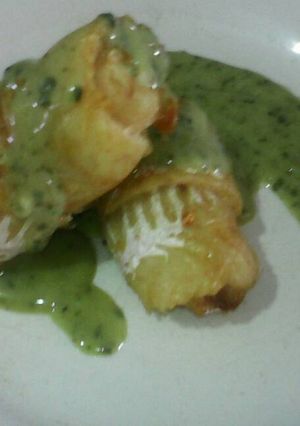 Una foto de Filetes de pescado arrollado con acompañamiento de salsa de espinaca