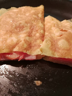 Una foto de Omelette de tomate, queso y jamón york
