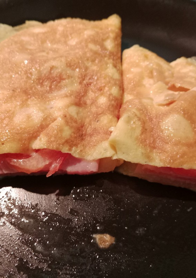 Una foto de Omelette de tomate, queso y jamón york
