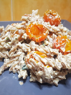 Una foto de Pasta con feta y cherrys