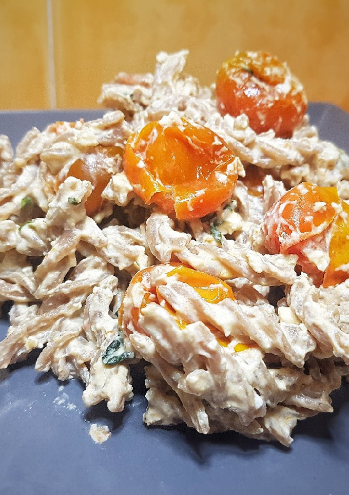 Una foto de Pasta con feta y cherrys