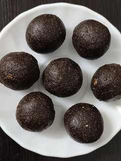 நாட்டுச்சக்கரை எள்ளுருண்டை (Brown sugar sesame balls recipe in tamil) செய்முறை முக்கிய புகைப்படம்