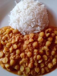 Una foto de Garbanzos al curry con arroz basmati