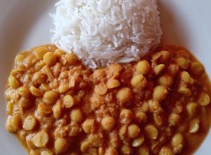 Una foto de Garbanzos al curry con arroz basmati