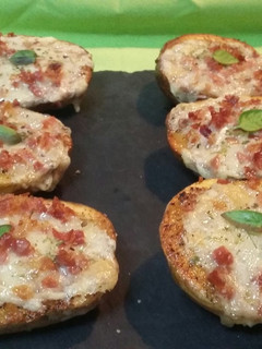 Una foto de Patatas al horno con mozzarella y jamón serrano