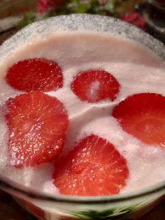 स्ट्रॉबेरी लस्सी(strawberry lassi recipe in hindi) रेसिपी मुख्य फोटो