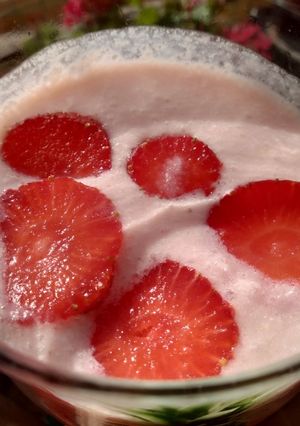 स्ट्रॉबेरी लस्सी(strawberry lassi recipe in hindi) रेसिपी मुख्य फोटो