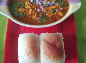 A picture of Misal Pav.