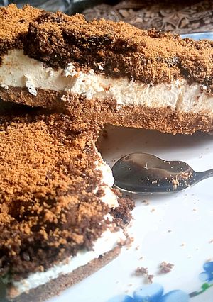 A picture of Chocolate sandwich dessert.