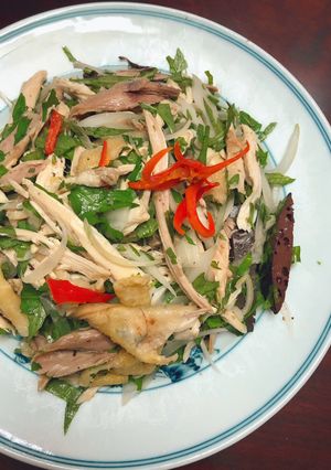 Hình của món Gà bóp rau răm.
