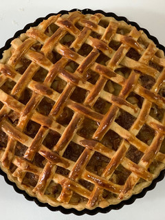 A picture of Someone’s grandma’s apple pie.