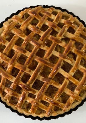 A picture of Someone’s grandma’s apple pie.
