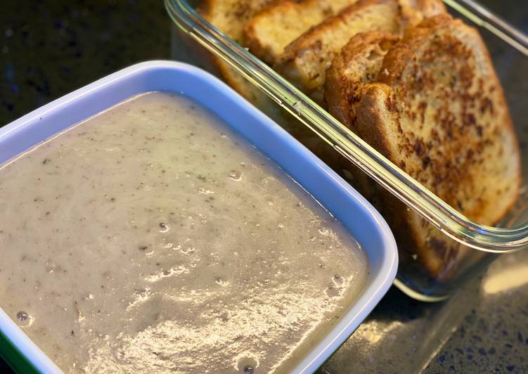 Langkah Mudah Buat Shitake Mushroom Soup &amp; Garlic Bread yang Cepat