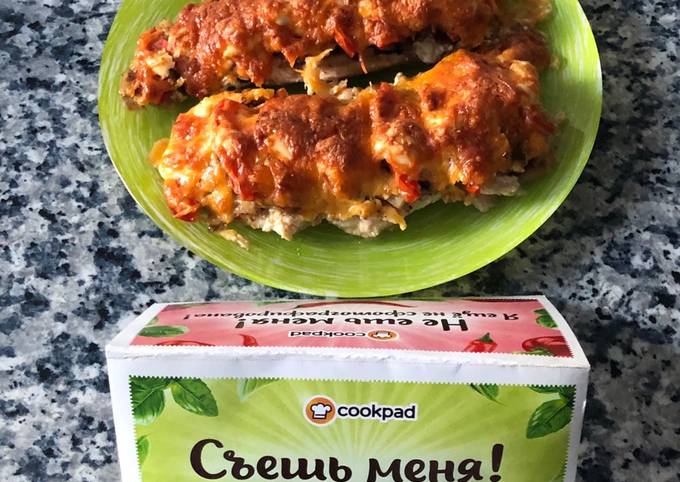 Куриные бедра, запеченные с грибами