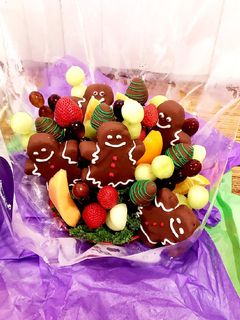 A picture of Christmas treat vase.