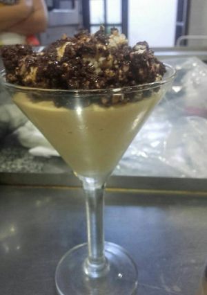 Una foto de Mousse de dulce de leche sobre chocante de arroz