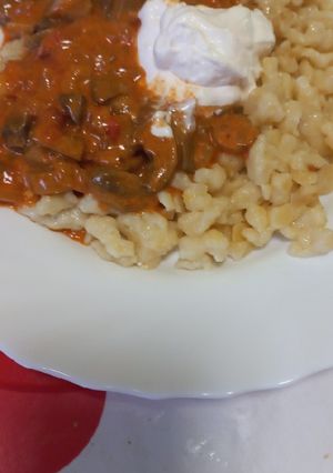 Gombapaprikás hagymás nokedlivel recept fotója