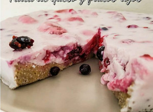 Una foto de Tarta de queso y frutos rojos fit