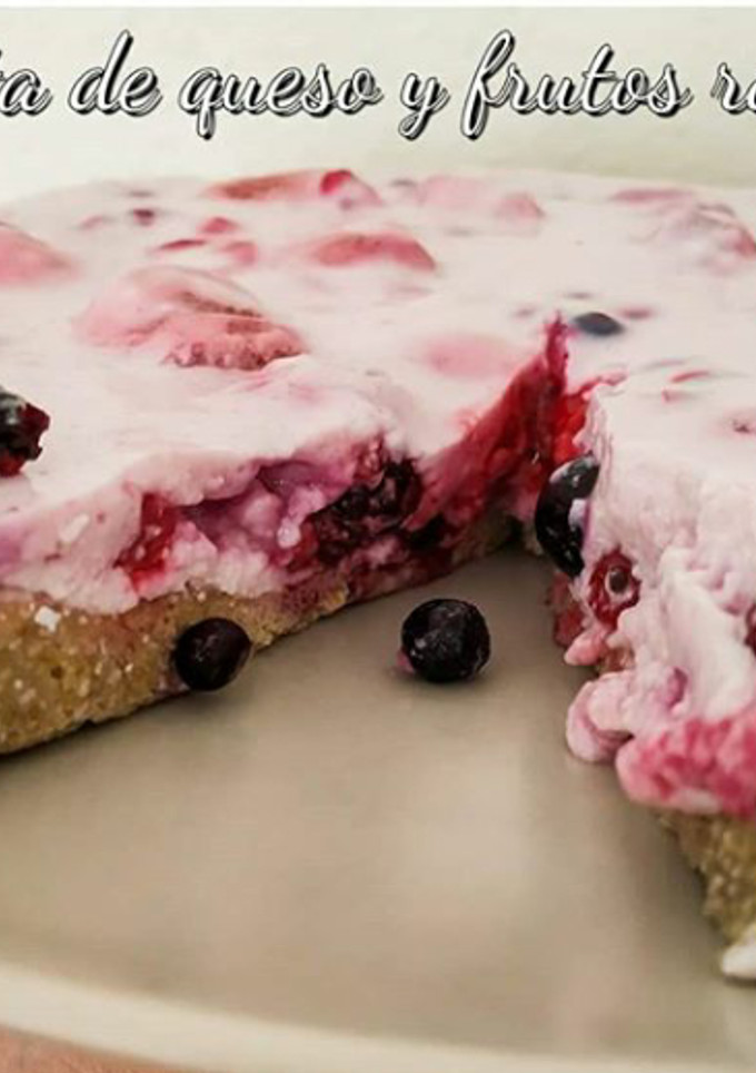 Una foto de Tarta de queso y frutos rojos fit