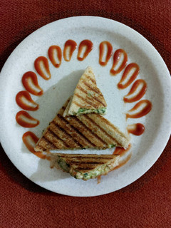 સ્પાઈસી ચીઝ ગ્રીલ્ડ સેન્ડવીચ (Spicy Cheese Grilled Sandwich Recipe In Gujarati) રેસીપી મુખ્ય ફોટો