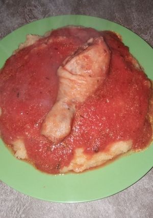 Una foto de Polenta con salsa y pollo