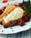 Salmón a la plancha con salsa de puerros, espárragos y tomates cherry