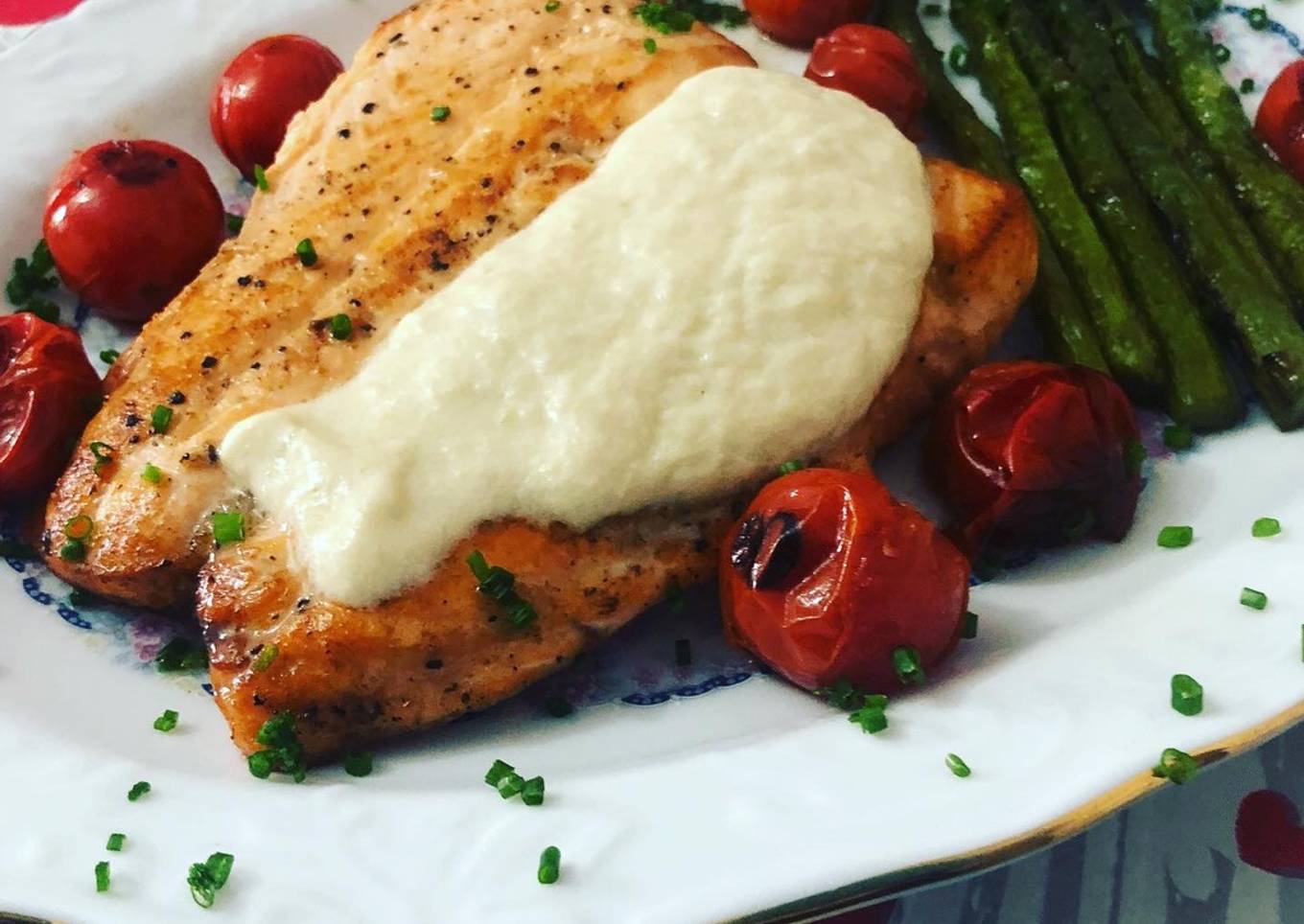 Salmón a la plancha con salsa de puerros, espárragos y tomates cherry