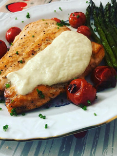 Una foto de Salmón a la plancha con salsa de puerros, espárragos y tomates cherry