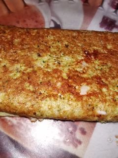 Una foto de Tortilla francesa de quinoa blanca y brócoli con pavo y queso